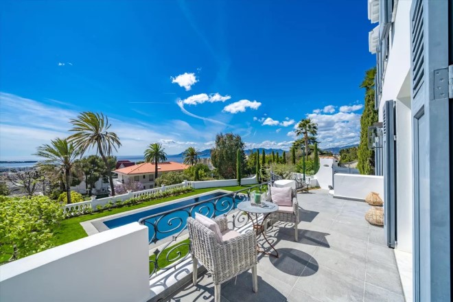 Cannes villa with Mediterranean view
